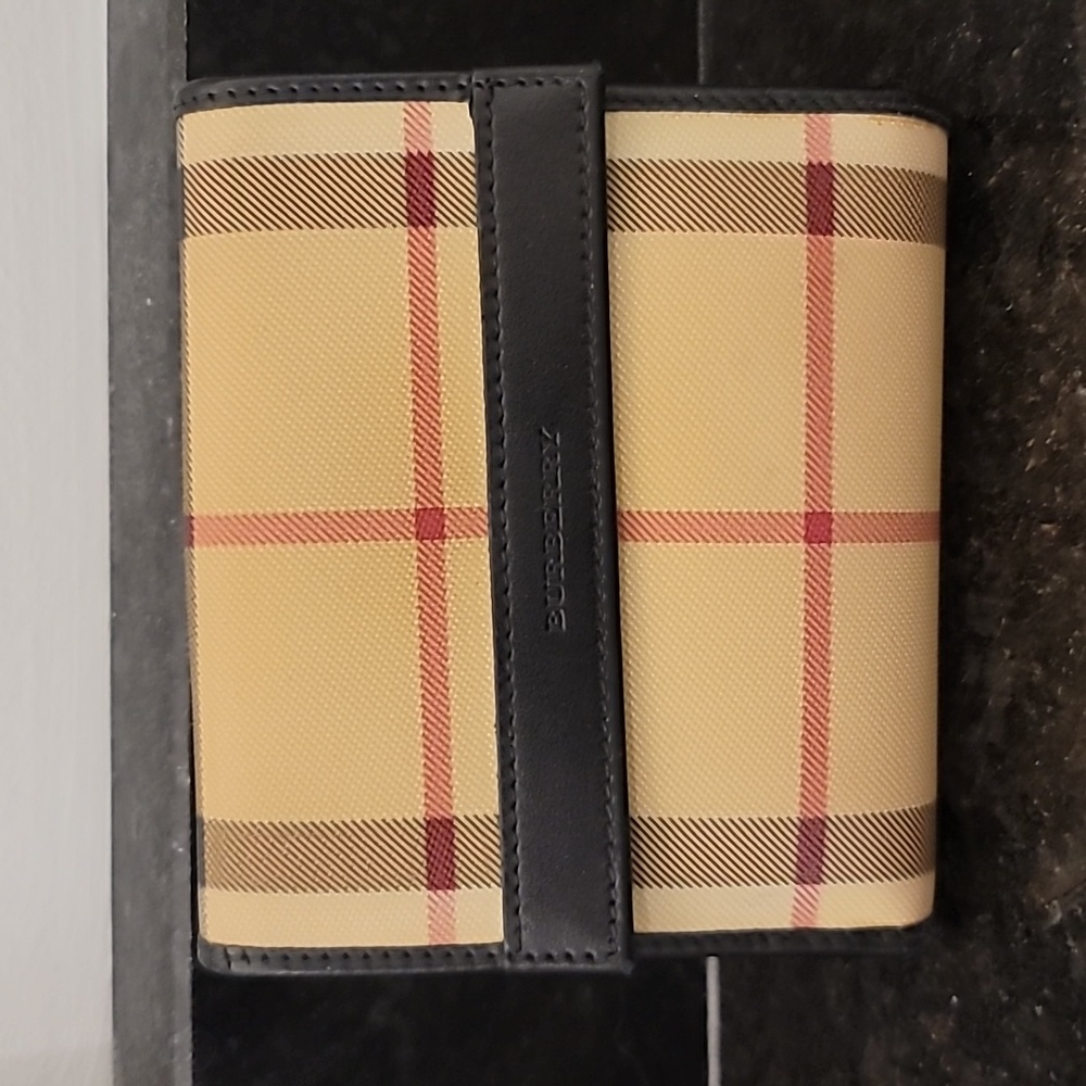 Beautiful BURBERRY wallet EUC